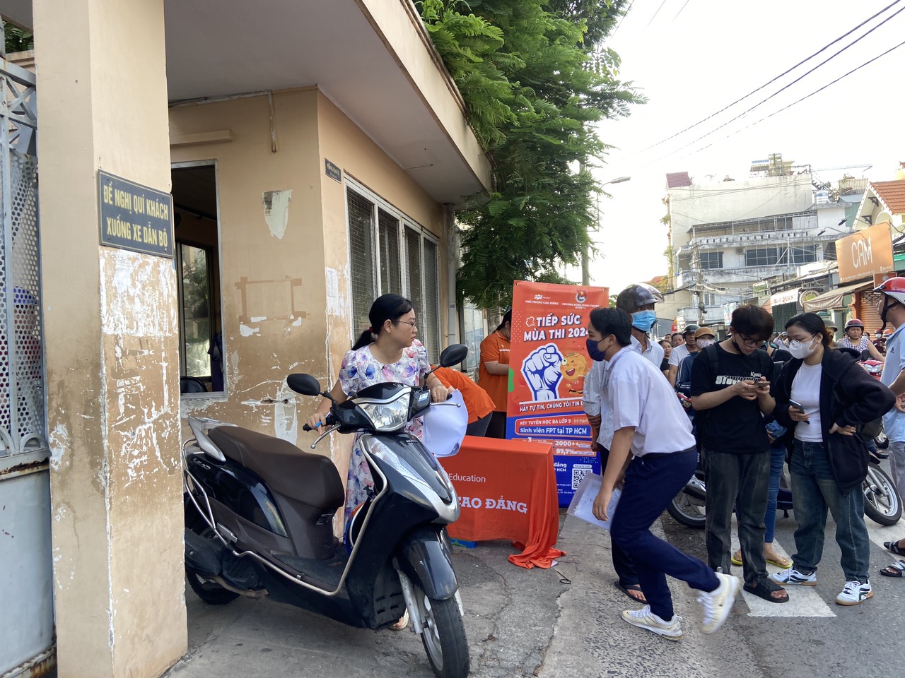 Bắt đầu thi lớp 10 tại TP HCM: Hồi hộp với đề thi văn- Ảnh 8.