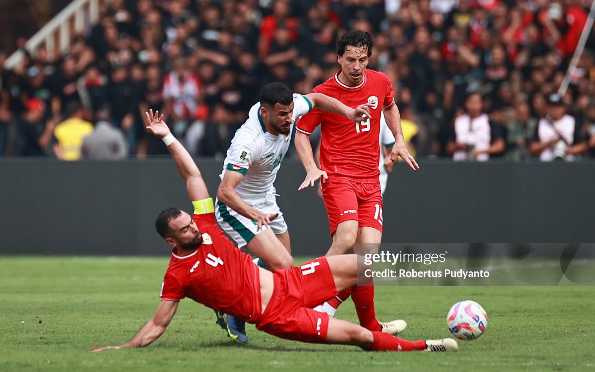 HLV Kim Sang-sik hát Quốc ca Việt Nam- Ảnh 2. Phạt đền rồi thẻ đỏ, Indonesia đối mặt nguy cơ bị ĐTVN lật ngược thế cờ, hất khỏi vòng loại World Cup