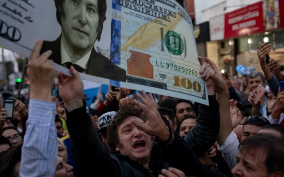 BRICS tăng cường phi đô la hóa - Ông Trump tìm cách trừng phạt quốc gia giảm phụ thuộc tiền Mỹ- Ảnh 2. Bất thường ở nước từ chối vào BRICS: Người dân đột nhiên cần nội tệ sau khi Tổng thống đề xuất đô la hóa