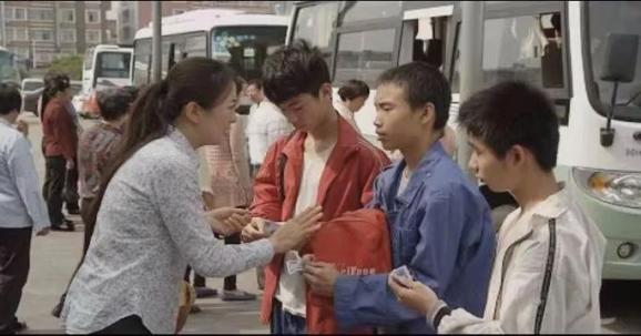 Nữ kế toán 24 tuổi cho người ăn xin 100.000 đồng, 20 năm sau bỗng được trả ơn theo cách ai cũng bất ngờ- Ảnh 1.