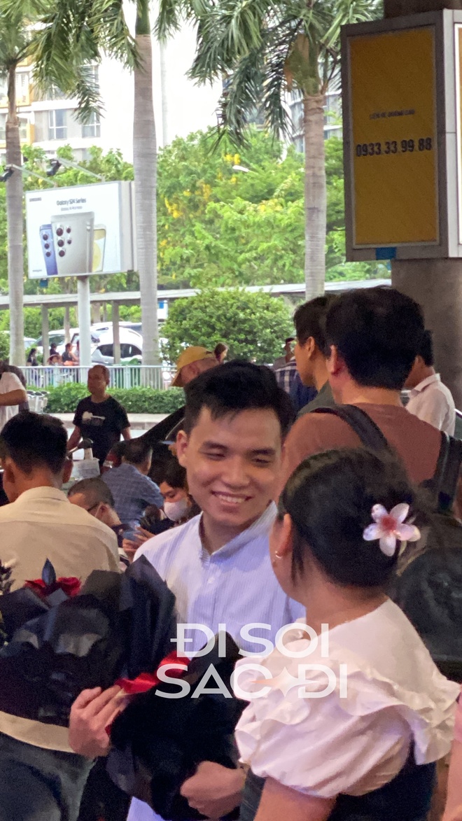 Cùng đến sân bay đón Ý Nhi, bố đẻ bị soi thái độ với người yêu của con gái qua chi tiết này- Ảnh 2. Cùng đến sân bay đón Ý Nhi, bố đẻ bị soi thái độ với người yêu của con gái qua chi tiết này- Ảnh 2.