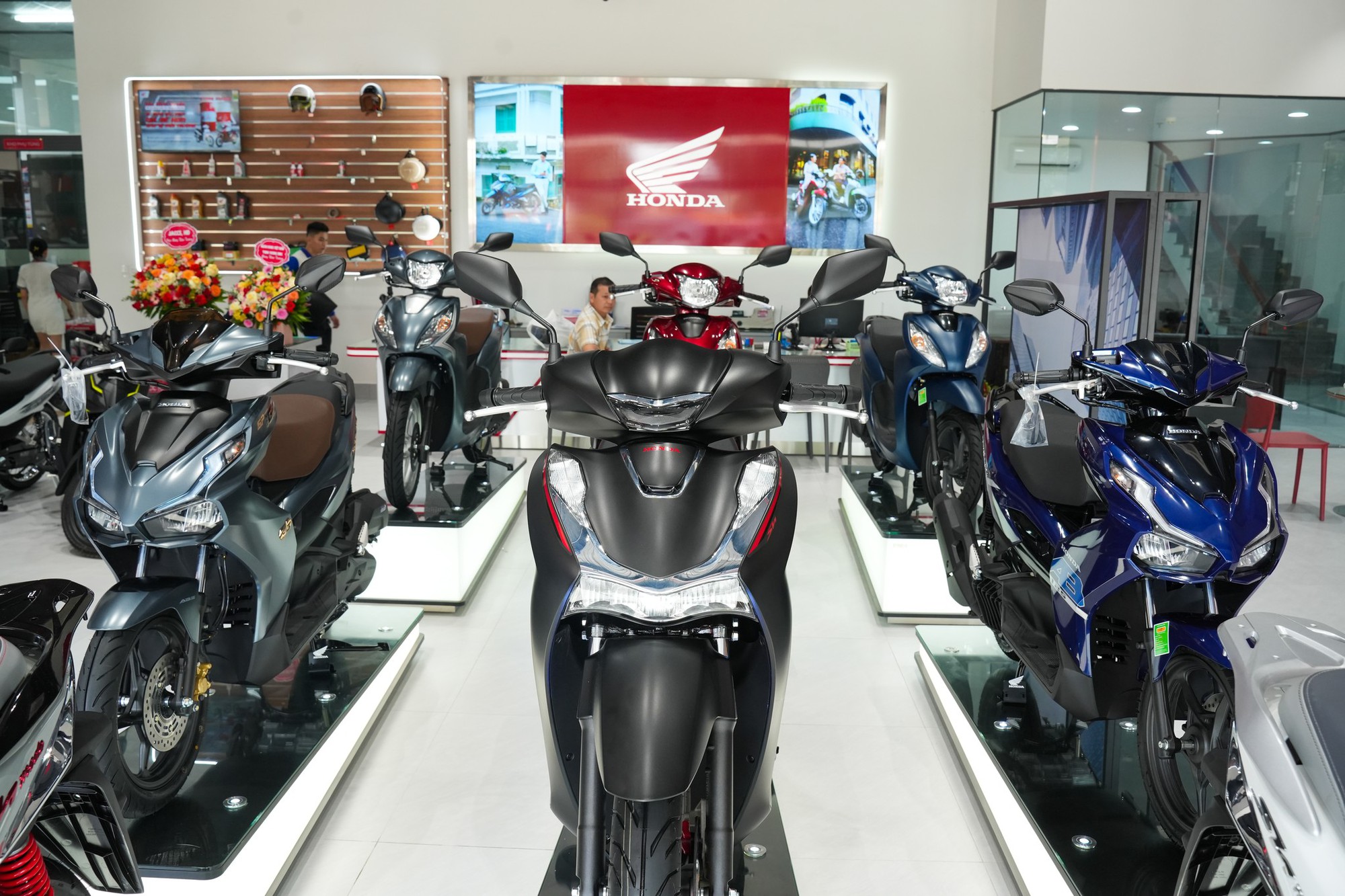 Việt Nam tiêu thụ xe máy khủng thứ 2 ĐNÁ đầu năm 2024: Mỗi ngày trung bình gần 6.700 xe nhưng chưa là gì so với nước top 1- Ảnh 2. Việt Nam tiêu thụ xe máy khủng thứ 2 ĐNÁ đầu năm 2024: Mỗi ngày trung bình gần 6.700 xe nhưng chưa là gì so với nước top 1- Ảnh 2.