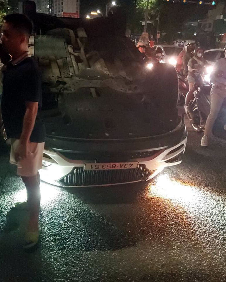 Ảnh TNGT: Hyundai Tucson lật ngửa dưới chân cầu Rồng- Ảnh 1.