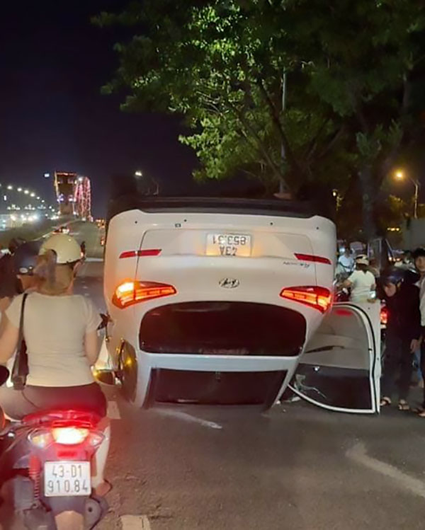 Ảnh TNGT: Hyundai Tucson lật ngửa dưới chân cầu Rồng- Ảnh 2.