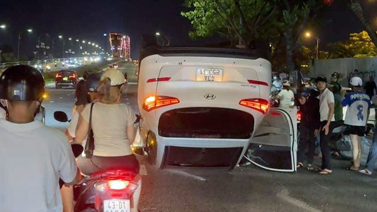 Ảnh TNGT: Hyundai Tucson lật ngửa dưới chân cầu Rồng- Ảnh 4.