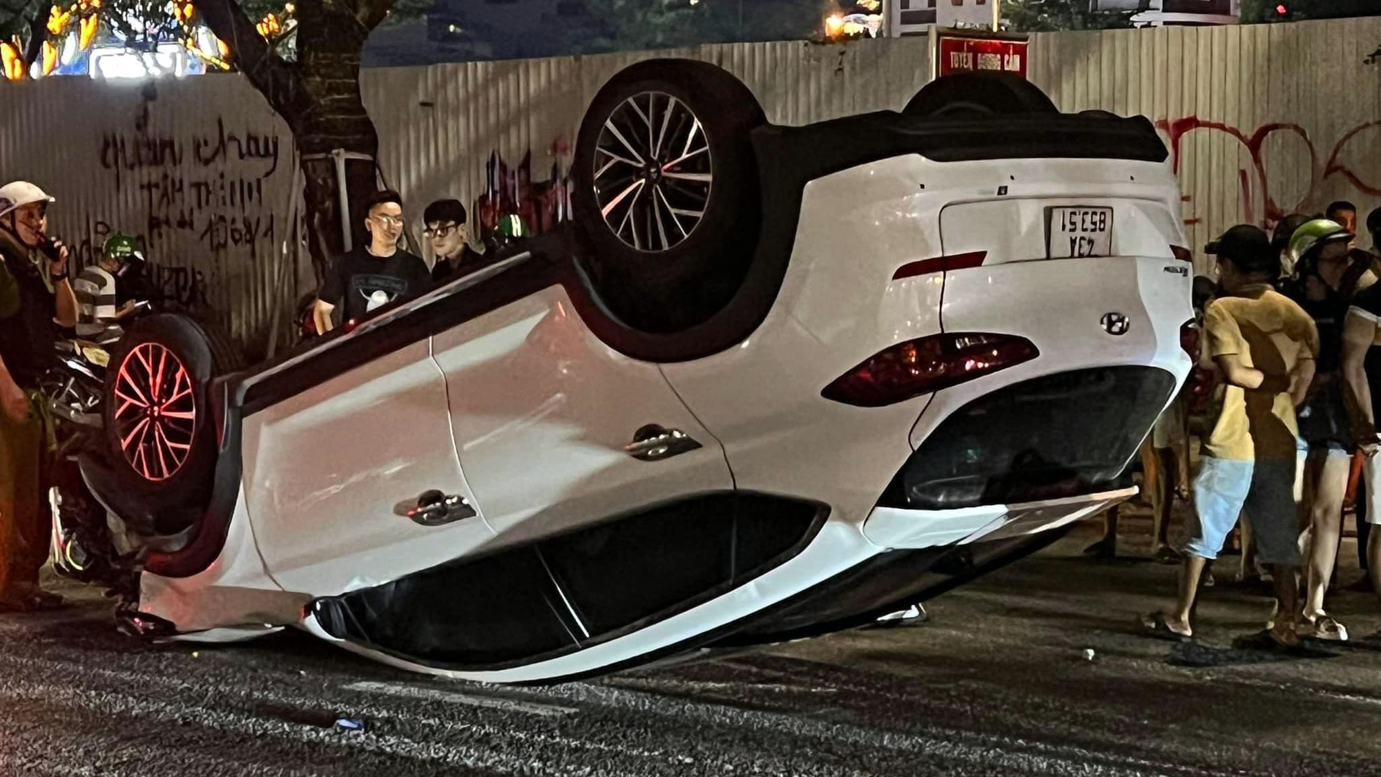 Ảnh TNGT: Hyundai Tucson lật ngửa dưới chân cầu Rồng- Ảnh 5.