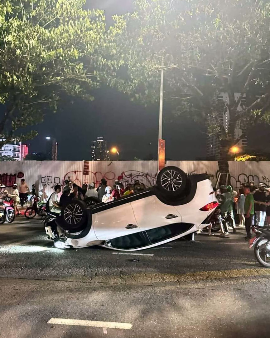 Ảnh TNGT: Hyundai Tucson lật ngửa dưới chân cầu Rồng- Ảnh 3.