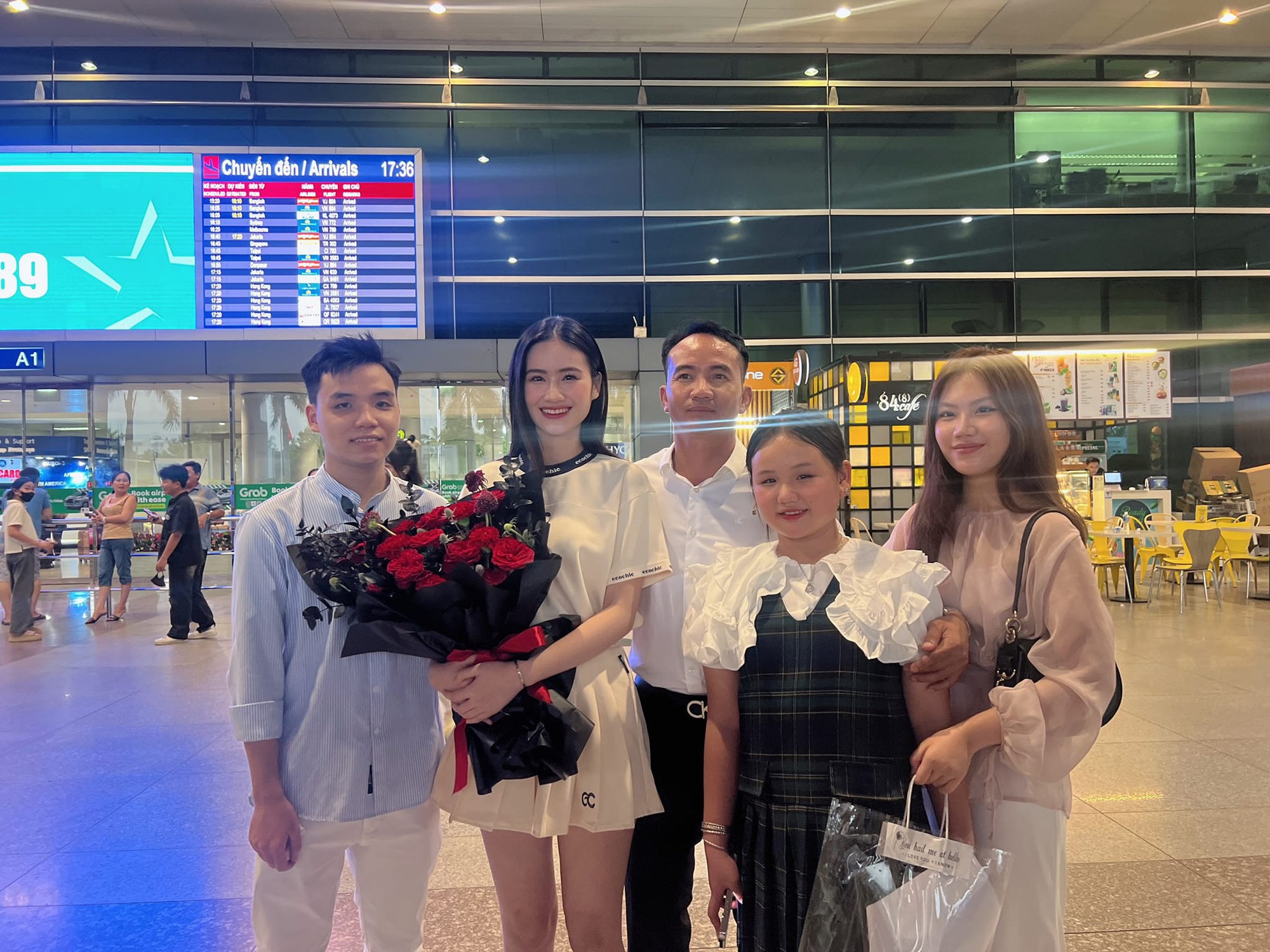 Cùng đến sân bay đón Ý Nhi, bố đẻ bị soi thái độ với người yêu của con gái qua chi tiết này- Ảnh 6. Cùng đến sân bay đón Ý Nhi, bố đẻ bị soi thái độ với người yêu của con gái qua chi tiết này- Ảnh 6.