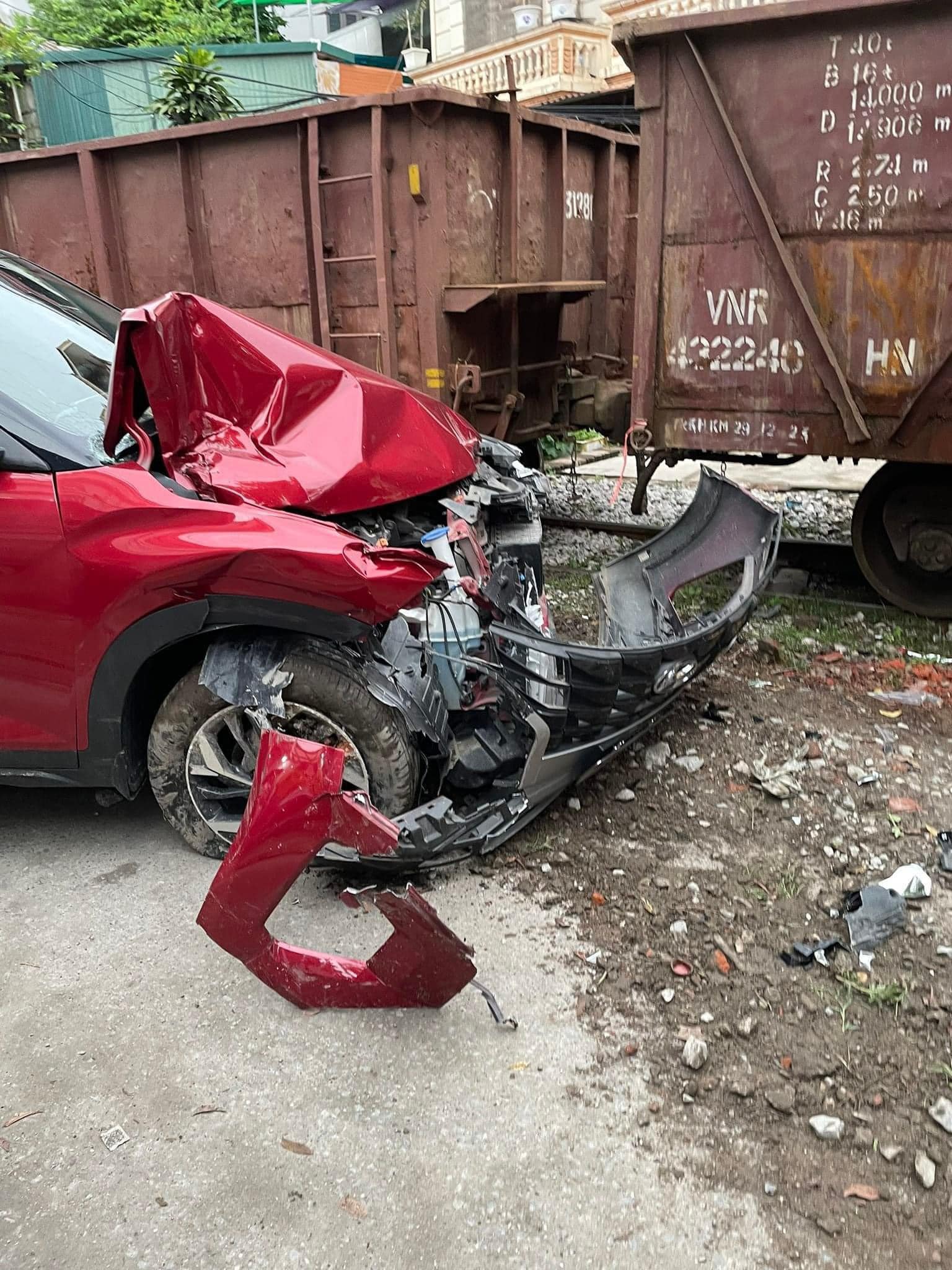 Hyundai Creta bị tàu hỏa đâm nát đầu khi đỗ cạnh đường ray, chuyên gia cho rằng chủ xe vẫn được bảo hiểm nếu đáp ứng một số điều kiện- Ảnh 5.