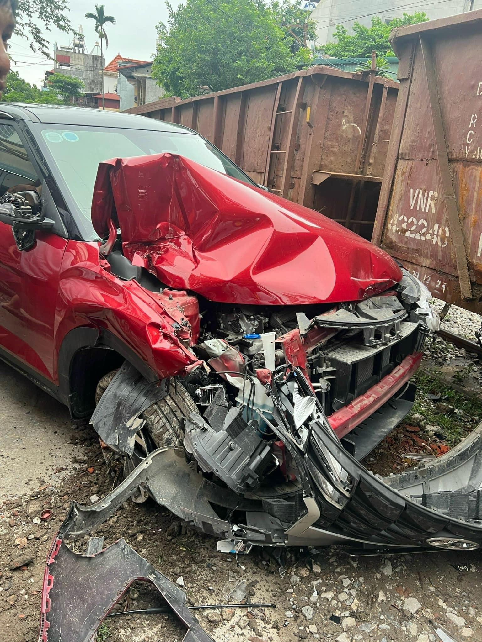 Hyundai Creta bị tàu hỏa đâm nát đầu khi đỗ cạnh đường ray, chuyên gia cho rằng chủ xe vẫn được bảo hiểm nếu đáp ứng một số điều kiện- Ảnh 4. Hyundai Creta bị tàu hỏa đâm nát đầu khi đỗ cạnh đường ray, chuyên gia cho rằng chủ xe vẫn được bảo hiểm nếu đáp ứng một số điều kiện- Ảnh 4.