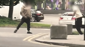 Va chạm trên đường, 2 tài xế lao vào ẩu đả như trong phim hành động, nhân chứng không dám can thiệp- Ảnh 1. Va chạm trên đường, 2 tài xế lao vào ẩu đả như trong phim hành động, nhân chứng không dám can thiệp- Ảnh 1.