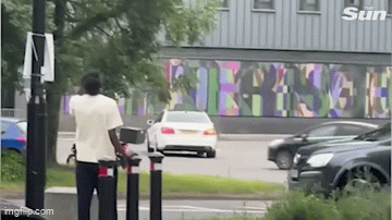 Va chạm trên đường, 2 tài xế lao vào ẩu đả như trong phim hành động, nhân chứng không dám can thiệp- Ảnh 2. Va chạm trên đường, 2 tài xế lao vào ẩu đả như trong phim hành động, nhân chứng không dám can thiệp- Ảnh 2.