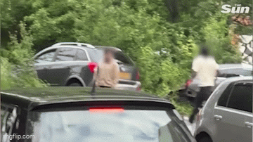 Va chạm trên đường, 2 tài xế lao vào ẩu đả như trong phim hành động, nhân chứng không dám can thiệp- Ảnh 3. Va chạm trên đường, 2 tài xế lao vào ẩu đả như trong phim hành động, nhân chứng không dám can thiệp- Ảnh 3.