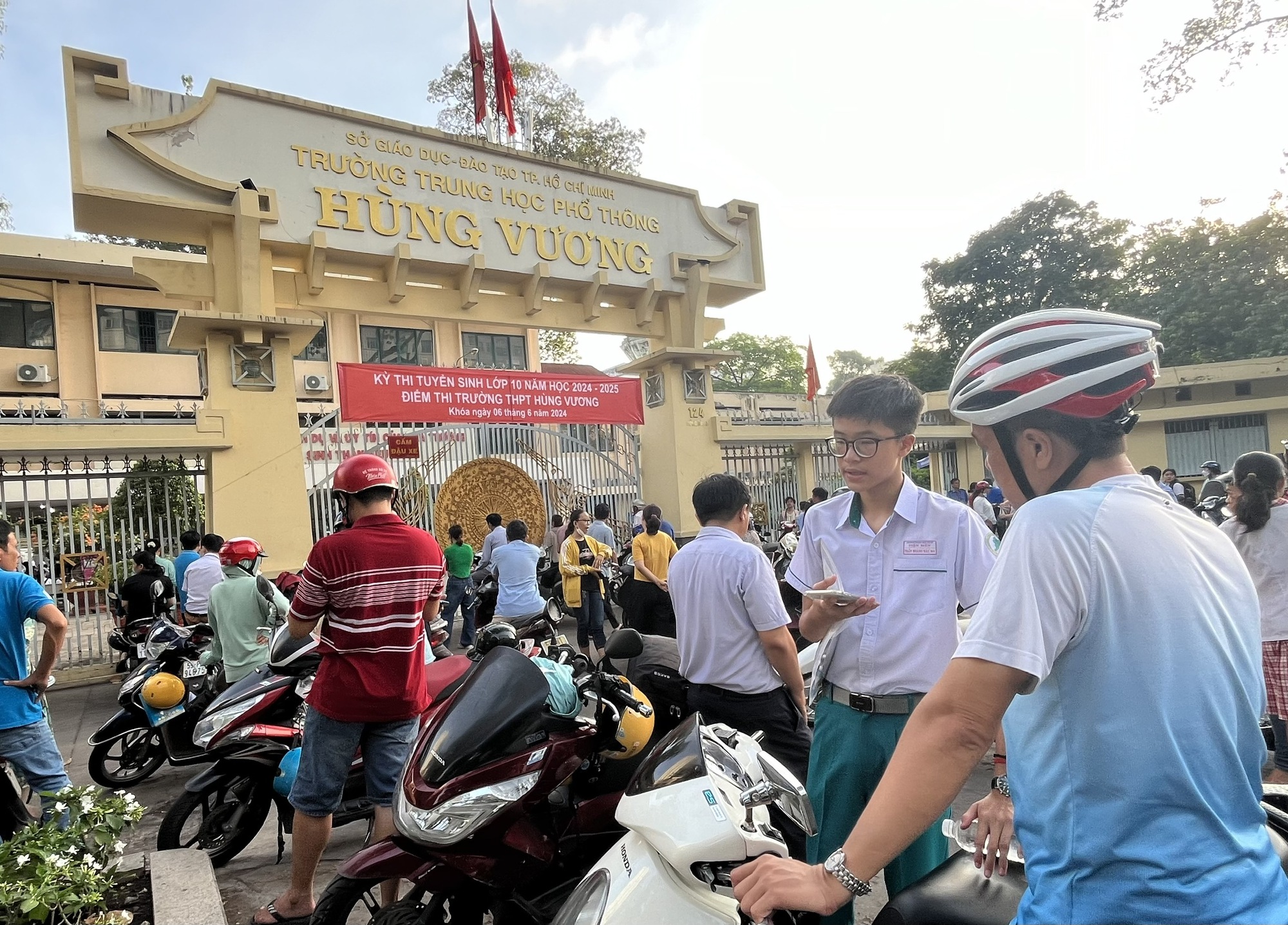 Bắt đầu thi lớp 10 tại TP HCM: Hồi hộp với đề thi văn- Ảnh 9.