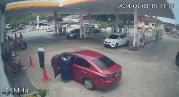 Xuống ô tô vẫn để máy nổ, người phụ nữ không ngờ tới màn cướp xe gay cấn như trong phim- Ảnh 1.