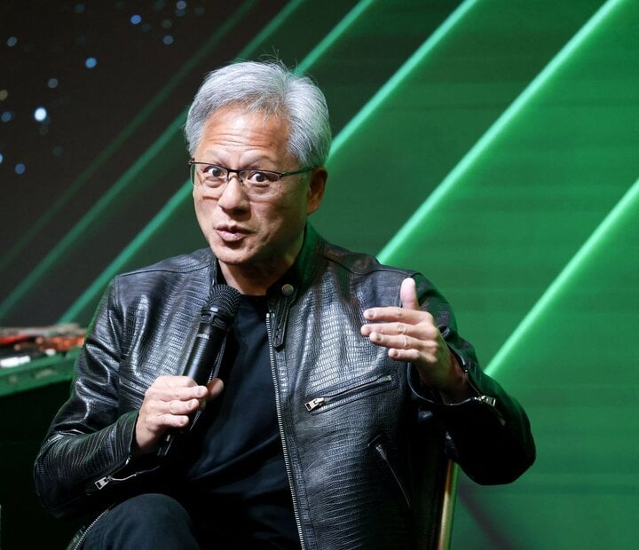 CEO Nvidia bị chỉ trích khi ký vào ngực áo fan nữ- Ảnh 3.