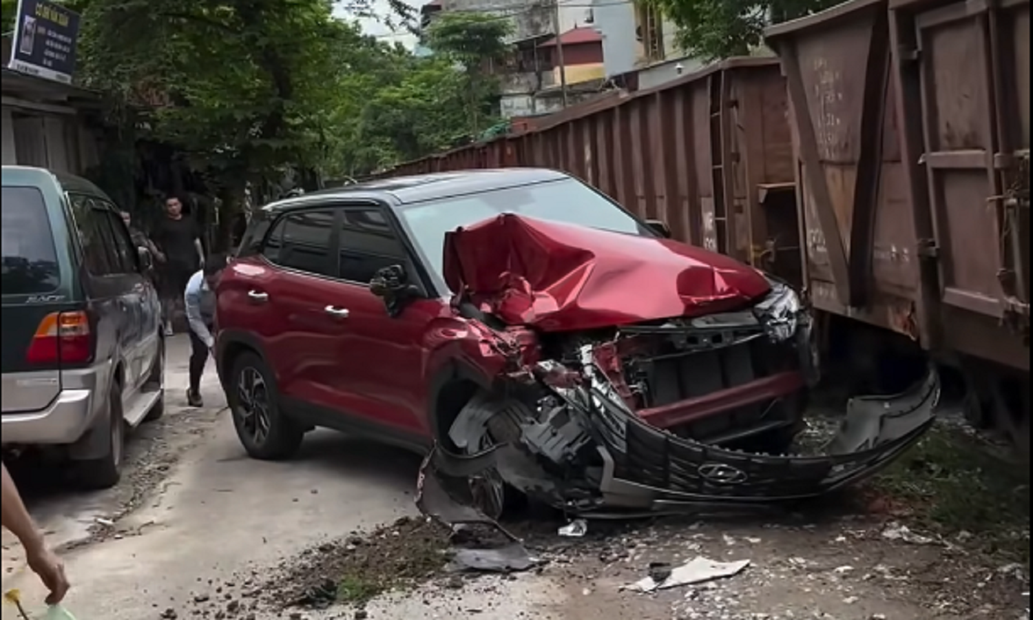 Hyundai Creta bị tàu hỏa đâm nát đầu khi đỗ cạnh đường ray, chuyên gia cho rằng chủ xe vẫn được bảo hiểm nếu đáp ứng một số điều kiện- Ảnh 3. Hyundai Creta bị tàu hỏa đâm nát đầu khi đỗ cạnh đường ray, chuyên gia cho rằng chủ xe vẫn được bảo hiểm nếu đáp ứng một số điều kiện- Ảnh 3.