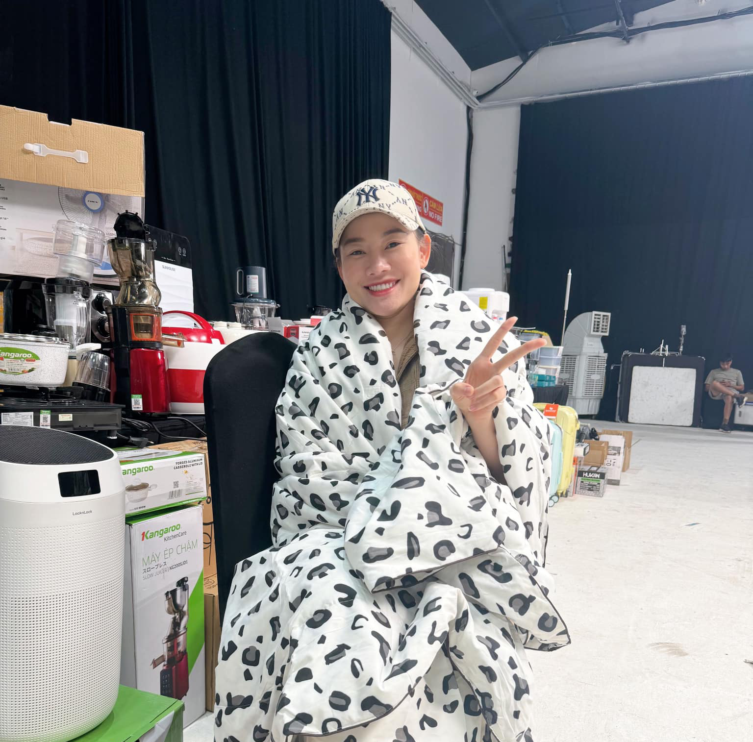 Lần đầu đến tận studio Quyền Leo Daily xem rõ quy trình tổ chức 1 phiên live, phụ huynh ngồi dưới lo con lỗ vốn vỡ nợ- Ảnh 9. Lần đầu đến tận studio Quyền Leo Daily xem rõ quy trình tổ chức 1 phiên live, phụ huynh ngồi dưới lo con lỗ vốn vỡ nợ- Ảnh 9.