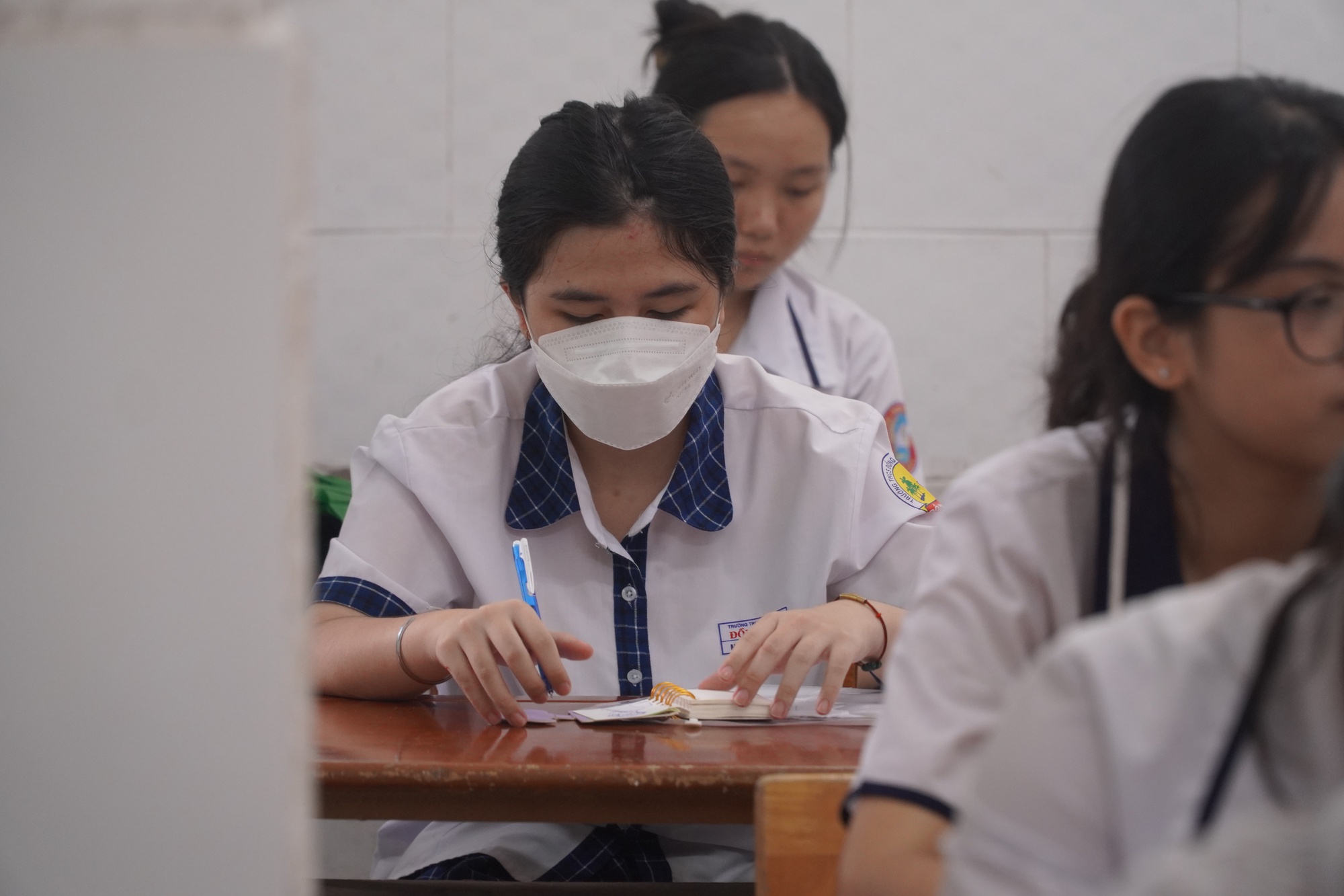 Bắt đầu thi lớp 10 tại TP HCM: Hồi hộp với đề thi văn- Ảnh 10.