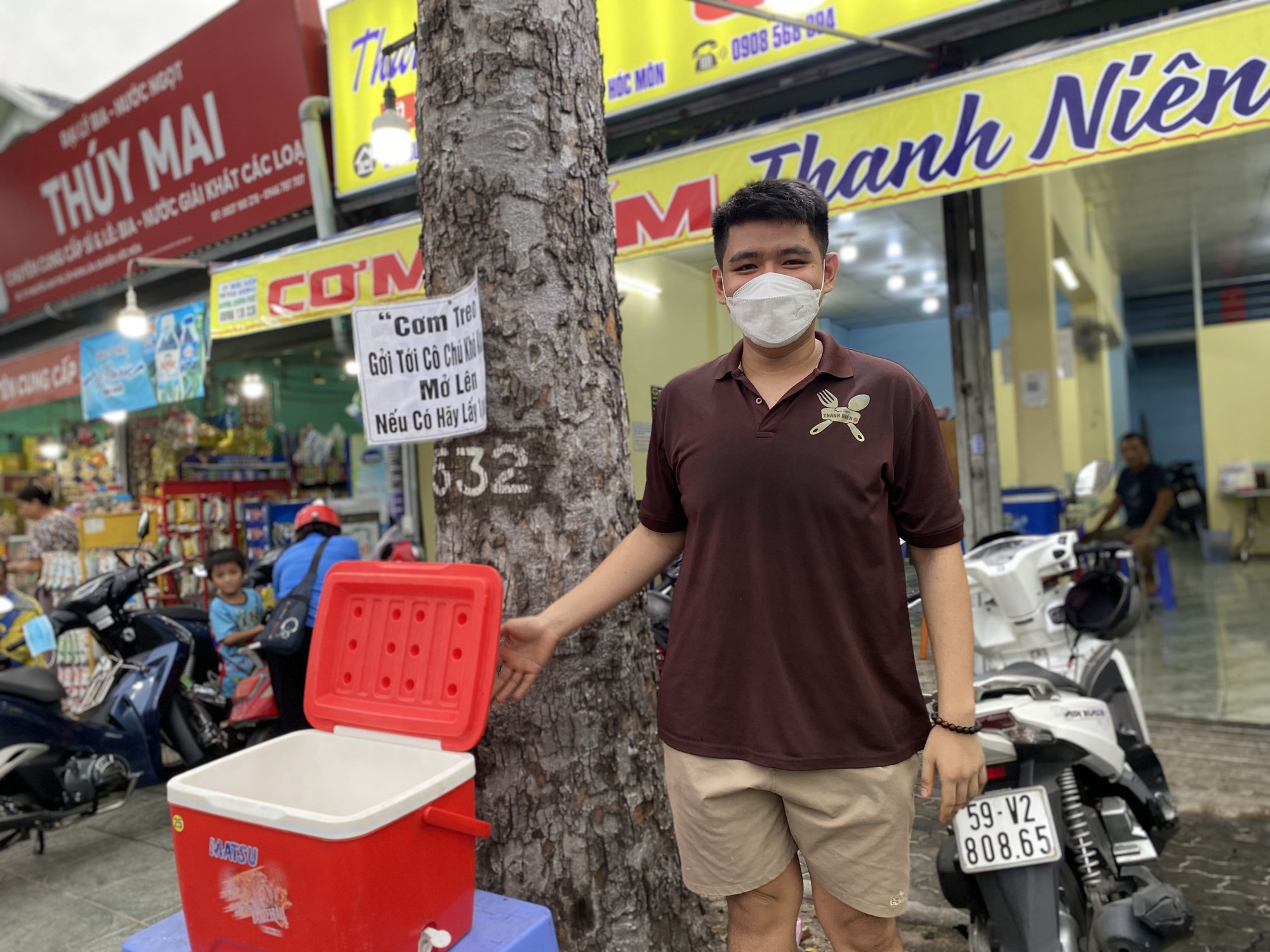 Người Sài Gòn “kỳ lạ” treo cơm khắp nơi: Cô bán vé số, chú đánh giày khỏi lo bữa ăn- Ảnh 2. Người Sài Gòn “kỳ lạ” treo cơm khắp nơi: Cô bán vé số, chú đánh giày khỏi lo bữa ăn- Ảnh 2.