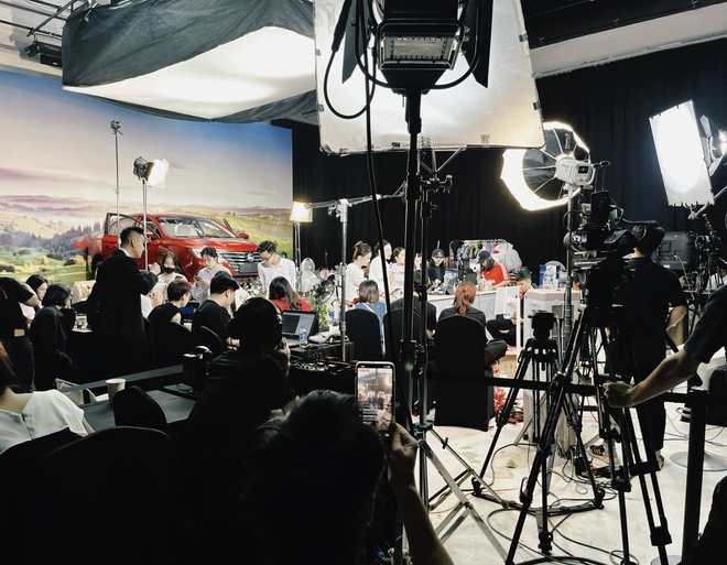 Lần đầu đến tận studio Quyền Leo Daily xem rõ quy trình tổ chức 1 phiên live, phụ huynh ngồi dưới lo con lỗ vốn vỡ nợ- Ảnh 2.