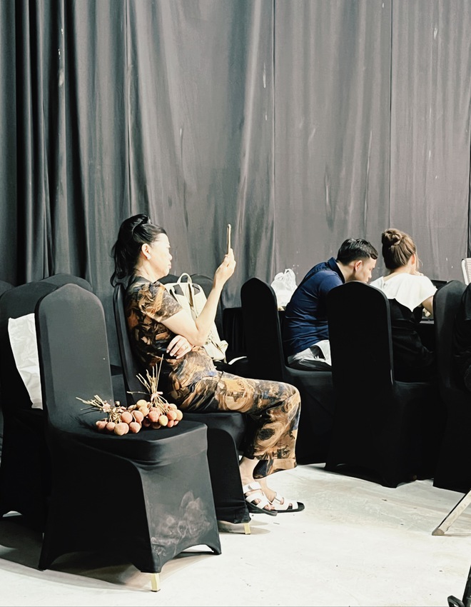 Lần đầu đến tận studio Quyền Leo Daily xem rõ quy trình tổ chức 1 phiên live, phụ huynh ngồi dưới lo con lỗ vốn vỡ nợ- Ảnh 12.