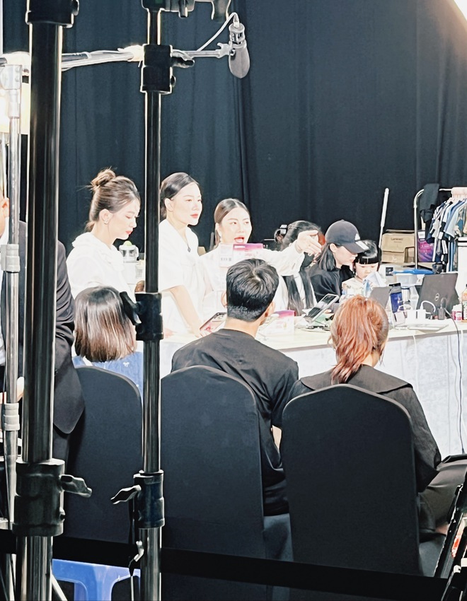 Lần đầu đến tận studio Quyền Leo Daily xem rõ quy trình tổ chức 1 phiên live, phụ huynh ngồi dưới lo con lỗ vốn vỡ nợ- Ảnh 6.