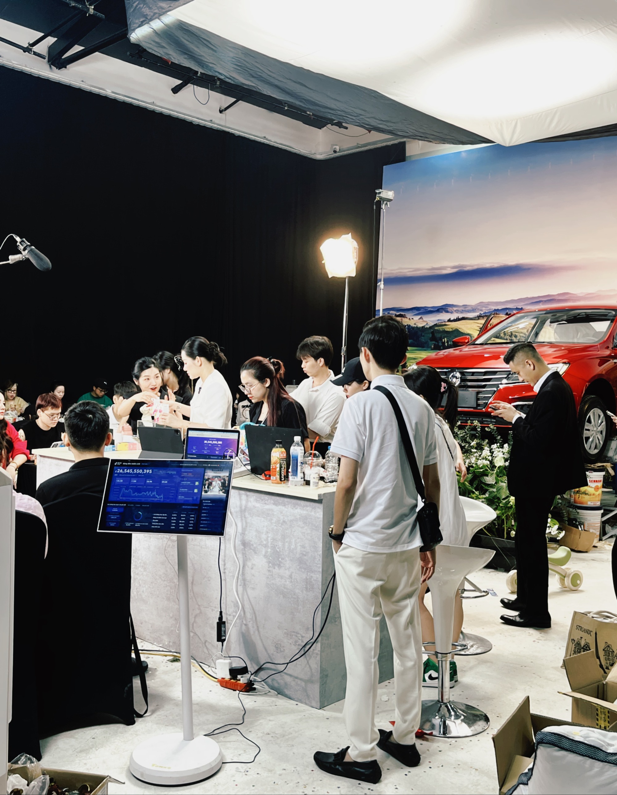 Lần đầu đến tận studio Quyền Leo Daily xem rõ quy trình tổ chức 1 phiên live, phụ huynh ngồi dưới lo con lỗ vốn vỡ nợ- Ảnh 8. Lần đầu đến tận studio Quyền Leo Daily xem rõ quy trình tổ chức 1 phiên live, phụ huynh ngồi dưới lo con lỗ vốn vỡ nợ- Ảnh 8.