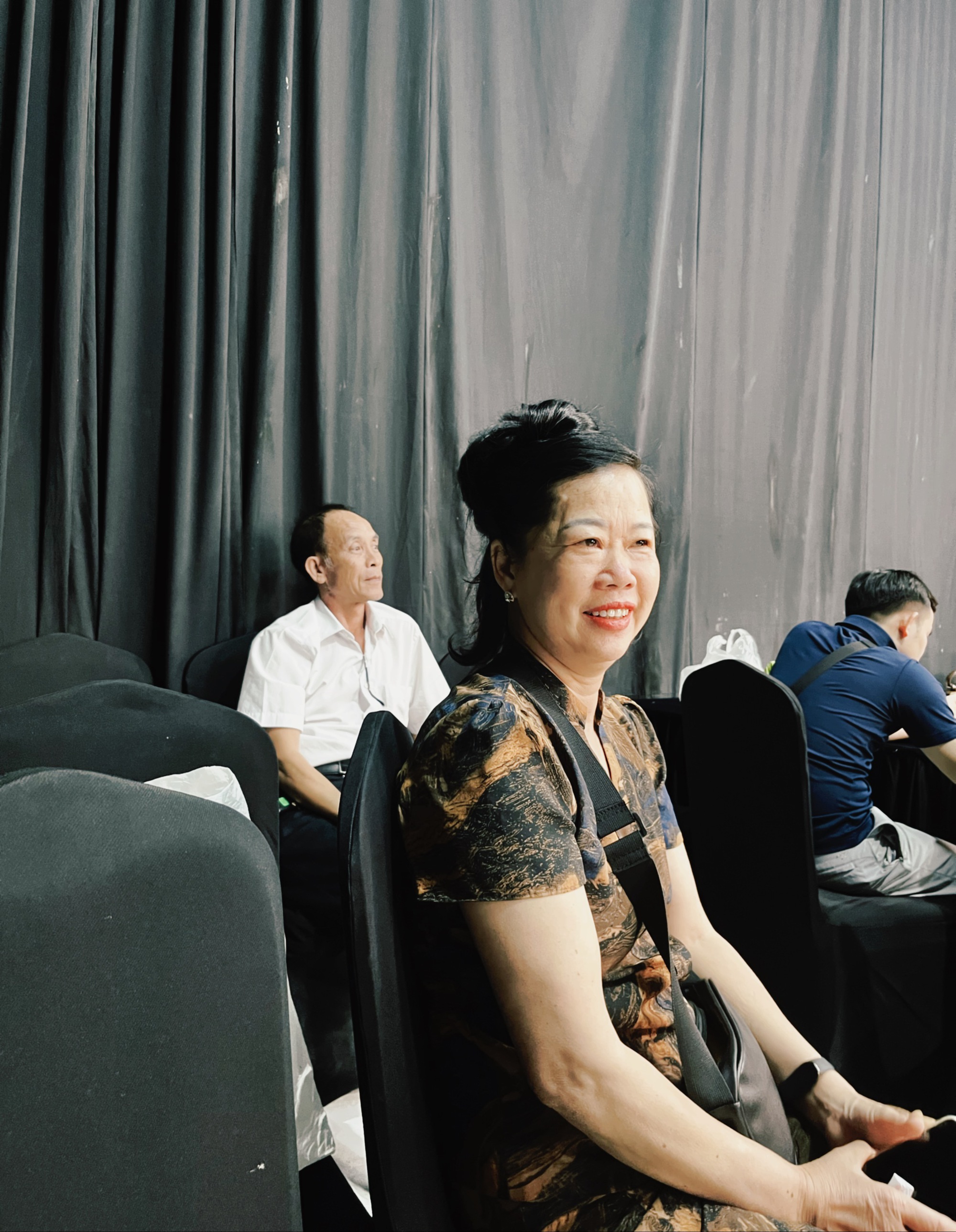 Lần đầu đến tận studio Quyền Leo Daily xem rõ quy trình tổ chức 1 phiên live, phụ huynh ngồi dưới lo con lỗ vốn vỡ nợ- Ảnh 10. Lần đầu đến tận studio Quyền Leo Daily xem rõ quy trình tổ chức 1 phiên live, phụ huynh ngồi dưới lo con lỗ vốn vỡ nợ- Ảnh 10.