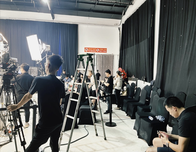 Lần đầu đến tận studio Quyền Leo Daily xem rõ quy trình tổ chức 1 phiên live, phụ huynh ngồi dưới lo con lỗ vốn vỡ nợ- Ảnh 3.