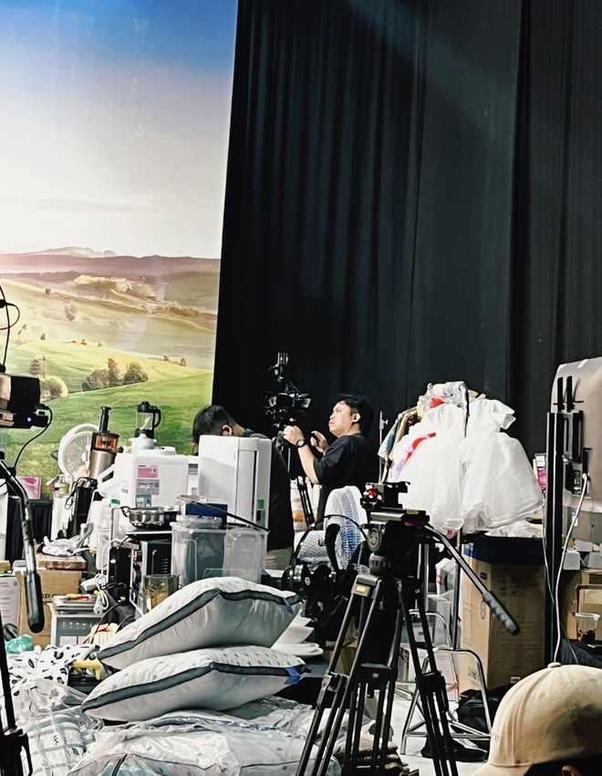 Lần đầu đến tận studio Quyền Leo Daily xem rõ quy trình tổ chức 1 phiên live, phụ huynh ngồi dưới lo con lỗ vốn vỡ nợ- Ảnh 7.