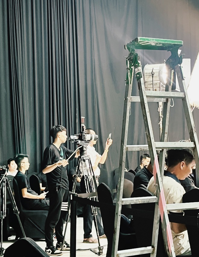 Lần đầu đến tận studio Quyền Leo Daily xem rõ quy trình tổ chức 1 phiên live, phụ huynh ngồi dưới lo con lỗ vốn vỡ nợ- Ảnh 11.