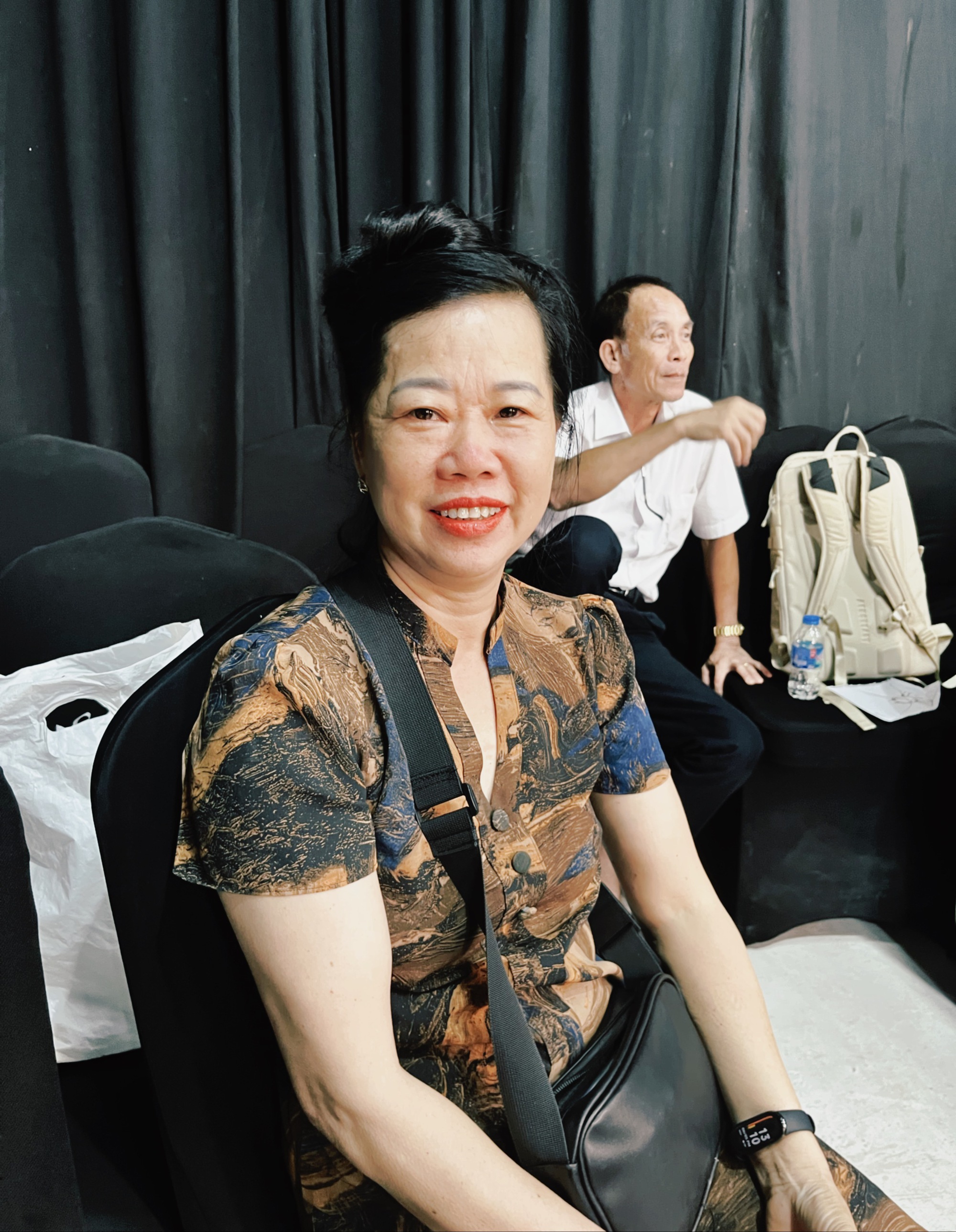 Lần đầu đến tận studio Quyền Leo Daily xem rõ quy trình tổ chức 1 phiên live, phụ huynh ngồi dưới lo con lỗ vốn vỡ nợ- Ảnh 13. Lần đầu đến tận studio Quyền Leo Daily xem rõ quy trình tổ chức 1 phiên live, phụ huynh ngồi dưới lo con lỗ vốn vỡ nợ- Ảnh 13.