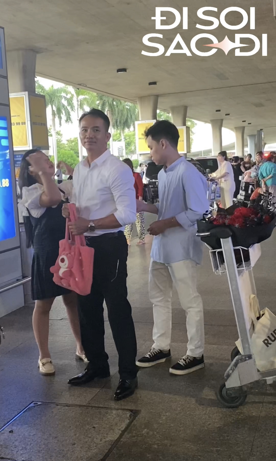 Cùng đến sân bay đón Ý Nhi, bố đẻ bị soi thái độ với người yêu của con gái qua chi tiết này- Ảnh 1. Cùng đến sân bay đón Ý Nhi, bố đẻ bị soi thái độ với người yêu của con gái qua chi tiết này- Ảnh 1.