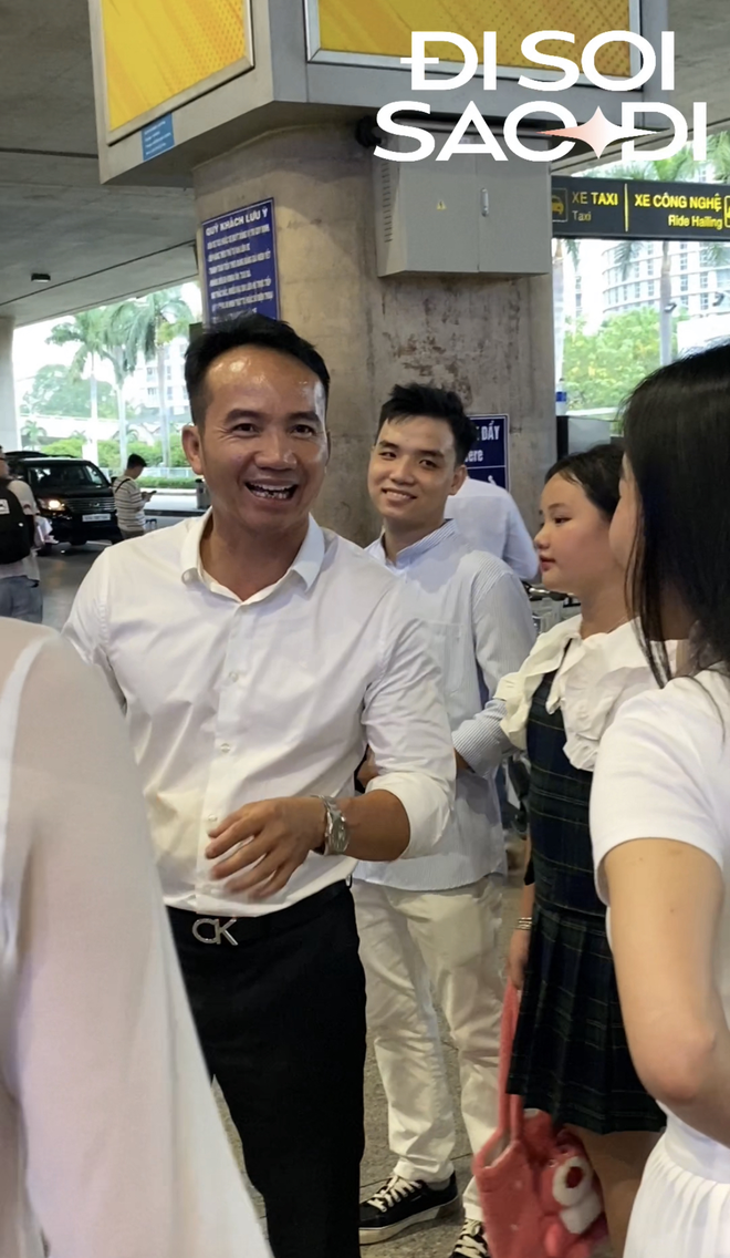 Cùng đến sân bay đón Ý Nhi, bố đẻ bị soi thái độ với người yêu của con gái qua chi tiết này- Ảnh 4. Cùng đến sân bay đón Ý Nhi, bố đẻ bị soi thái độ với người yêu của con gái qua chi tiết này- Ảnh 4.