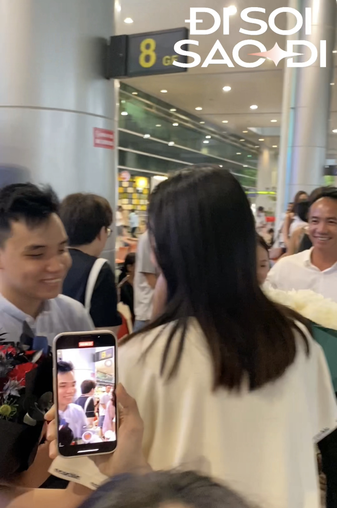 Cùng đến sân bay đón Ý Nhi, bố đẻ bị soi thái độ với người yêu của con gái qua chi tiết này- Ảnh 5. Cùng đến sân bay đón Ý Nhi, bố đẻ bị soi thái độ với người yêu của con gái qua chi tiết này- Ảnh 5.