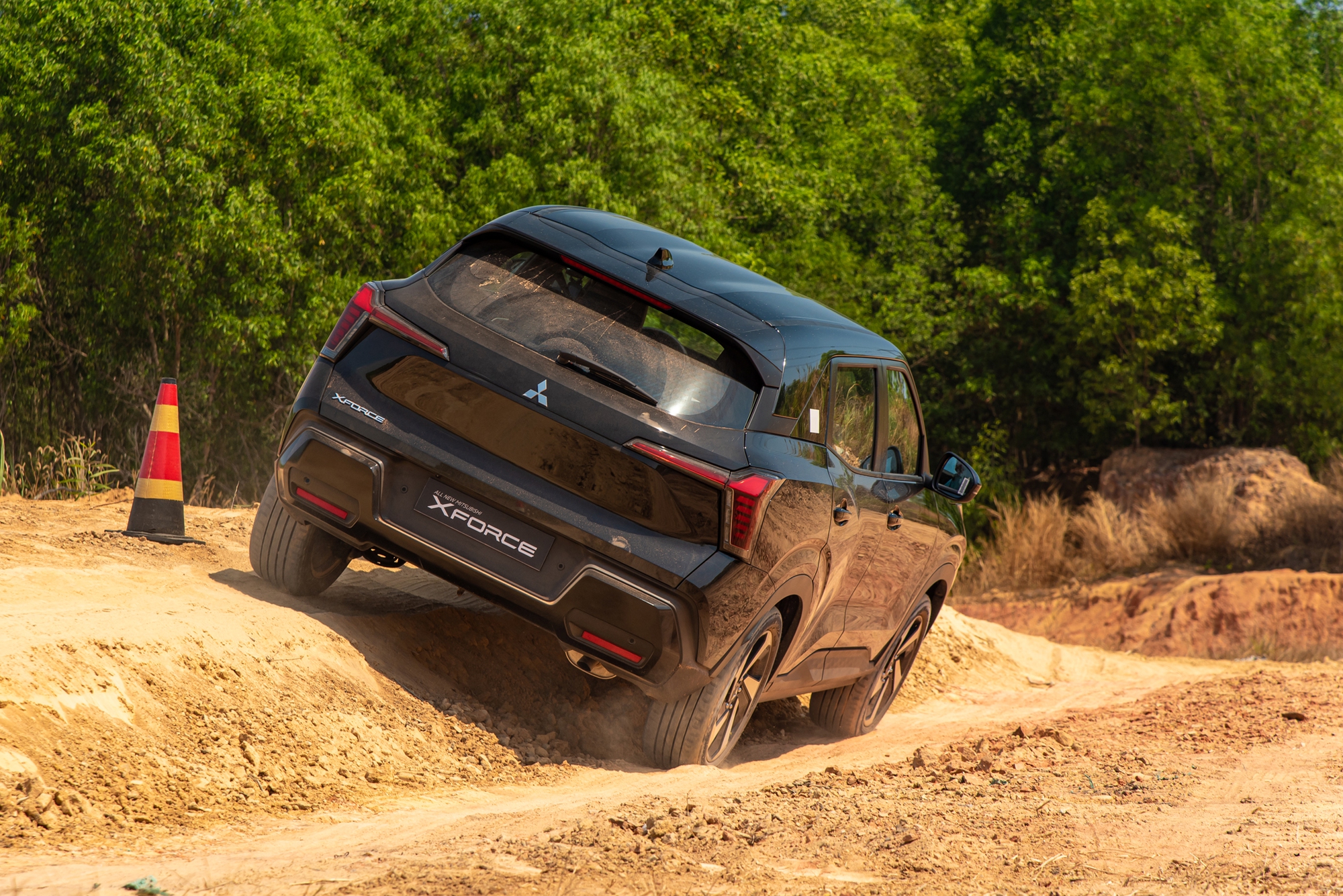 Mitsubishi Xforce giảm giá 30 triệu đồng tại đại lý: Bản ‘base’ còn 569 triệu, đấu Creta với giá ngang Sonet- Ảnh 16. Mitsubishi Xforce giảm giá 30 triệu đồng tại đại lý: Bản ‘base’ còn 569 triệu, đấu Creta với giá ngang Sonet- Ảnh 16.