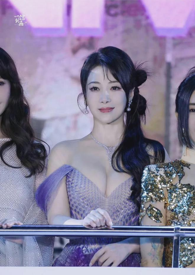 Mỹ nhân 49 tuổi vẫn trẻ đẹp như gái đôi mươi, body nóng bỏng khiến dân tình "ná thở"- Ảnh 1. Mỹ nhân 49 tuổi vẫn trẻ đẹp như gái đôi mươi, body nóng bỏng khiến dân tình "ná thở"- Ảnh 1.