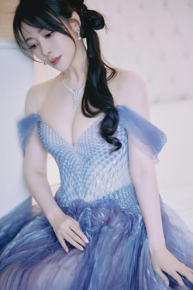 Mỹ nhân 49 tuổi vẫn trẻ đẹp như gái đôi mươi, body nóng bỏng khiến dân tình "ná thở"- Ảnh 2. Mỹ nhân 49 tuổi vẫn trẻ đẹp như gái đôi mươi, body nóng bỏng khiến dân tình "ná thở"- Ảnh 2.