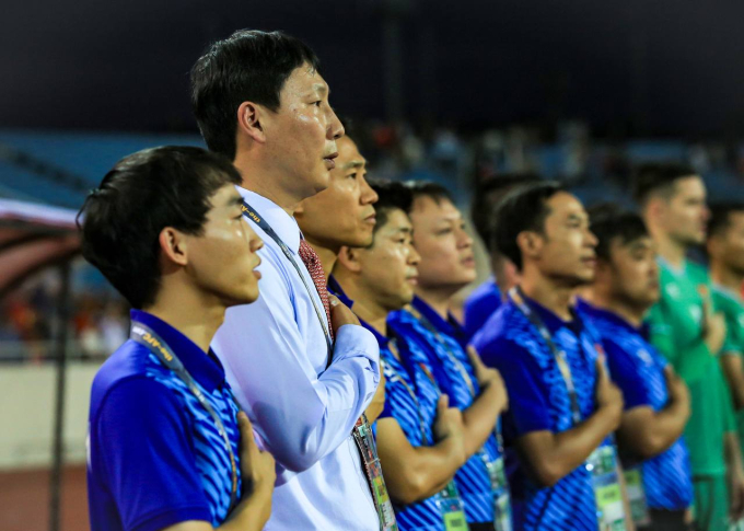 Tân HLV Kim Sang-sik ghi điểm với người hâm mộ bằng màn hát Quốc ca Việt Nam đầy tự hào ngay trận đầu ra mắt- Ảnh 2.