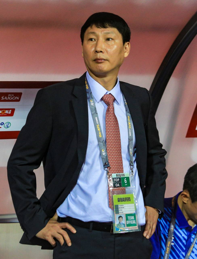Tân HLV Kim Sang-sik ghi điểm với người hâm mộ bằng màn hát Quốc ca Việt Nam đầy tự hào ngay trận đầu ra mắt- Ảnh 1.
