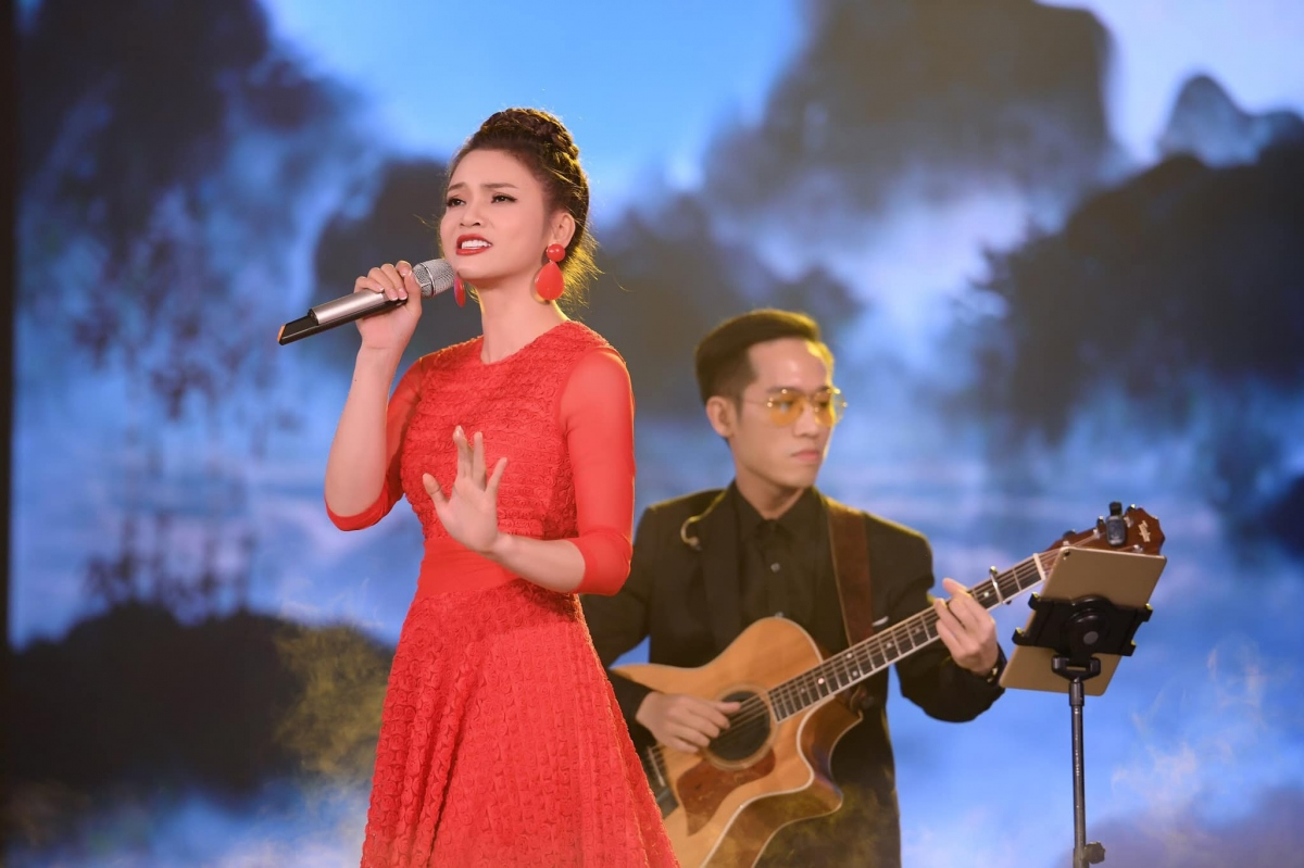 Nữ ca sĩ trẻ nhất được phong tặng NSND: Qua 2 lần đò nhưng không con, 42 tuổi sống an yên trong ngôi biệt phủ rộng hơn 8.000m2- Ảnh 2.