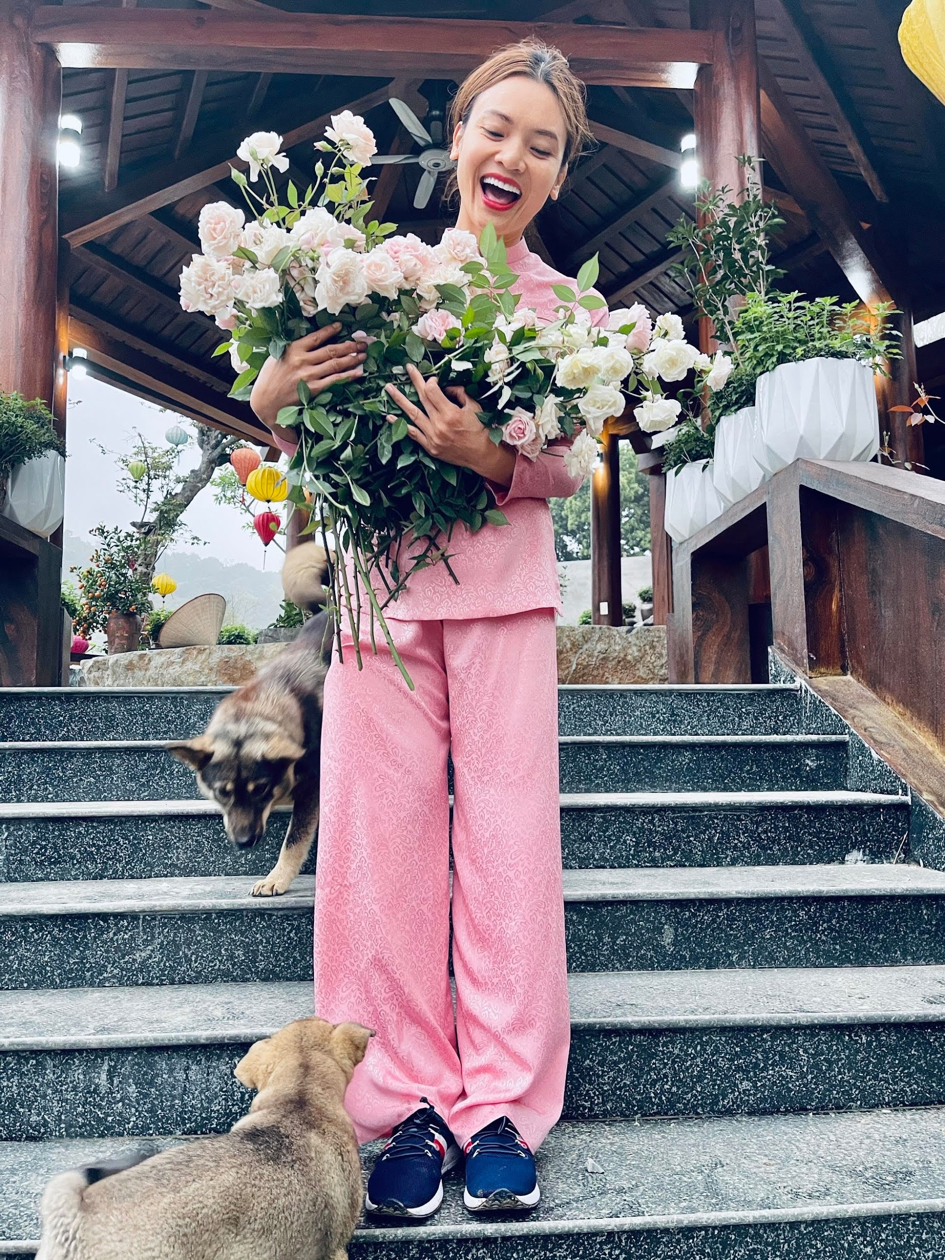 Nữ ca sĩ trẻ nhất được phong tặng NSND: Qua 2 lần đò nhưng không con, 42 tuổi sống an yên trong ngôi biệt phủ rộng hơn 8.000m2- Ảnh 6.