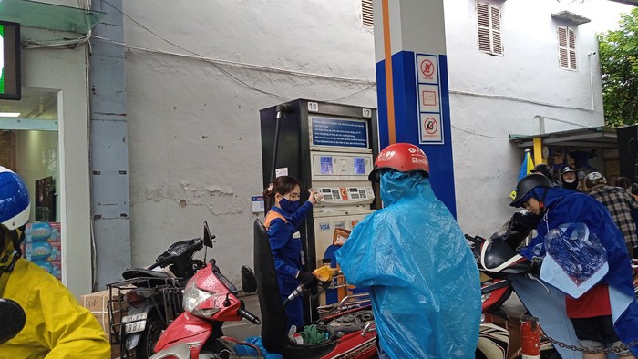 Cửa hàng lên tiếng về vụ cô gái tố nhân viên dùng mánh khóe lấy 70k của khách nhưng "chỉ đổ một tí xăng"- Ảnh 1. Cửa hàng lên tiếng về vụ cô gái tố nhân viên dùng mánh khóe lấy 70k của khách nhưng "chỉ đổ một tí xăng"- Ảnh 1.
