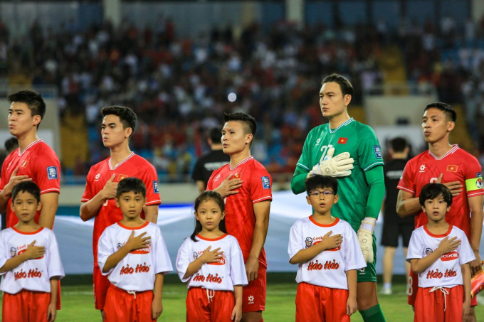 Tân HLV Kim Sang-sik ghi điểm với người hâm mộ bằng màn hát Quốc ca Việt Nam đầy tự hào ngay trận đầu ra mắt- Ảnh 6.