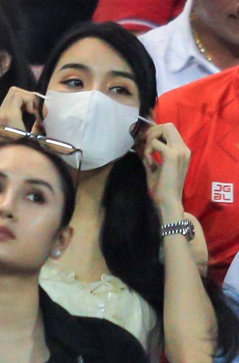 Bạn gái tin đồn của Vũ Văn Thanh cùng vợ Phạm Xuân Mạnh chiếm spotlight trên khán đài Mỹ Đình, cổ vũ ĐT Việt Nam gặp Philippines- Ảnh 4.