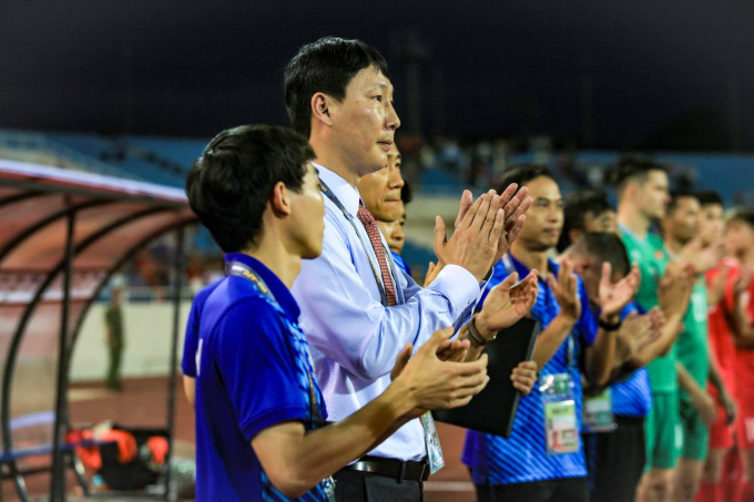 Tân HLV Kim Sang-sik ghi điểm với người hâm mộ bằng màn hát Quốc ca Việt Nam đầy tự hào ngay trận đầu ra mắt- Ảnh 4.