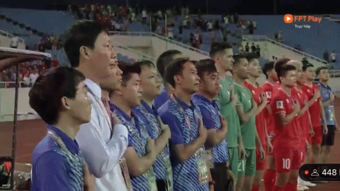 Tân HLV Kim Sang-sik ghi điểm với người hâm mộ bằng màn hát Quốc ca Việt Nam đầy tự hào ngay trận đầu ra mắt- Ảnh 3.