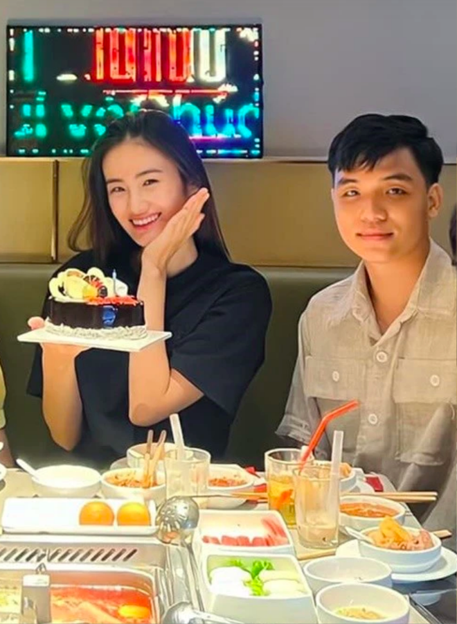 Cùng đến sân bay đón Ý Nhi, bố đẻ bị soi thái độ với người yêu của con gái qua chi tiết này- Ảnh 9. Cùng đến sân bay đón Ý Nhi, bố đẻ bị soi thái độ với người yêu của con gái qua chi tiết này- Ảnh 9.