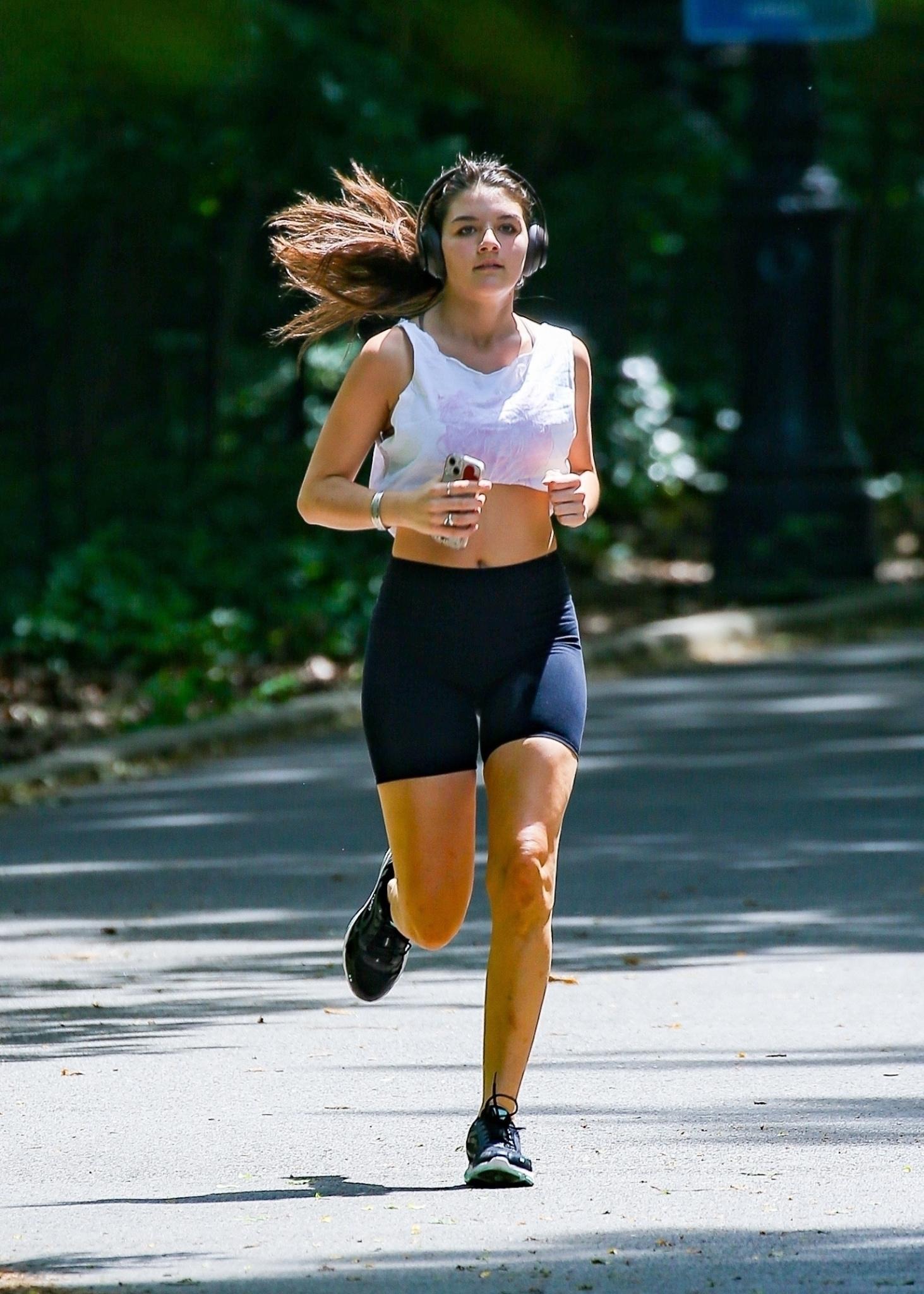 Suri Cruise sau khi tho&aacute;t khỏi quan hệ độc hại với Tom Cruise- Ảnh 1.